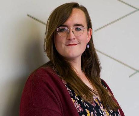 headshot of person with long brown hair 和 glasses hair